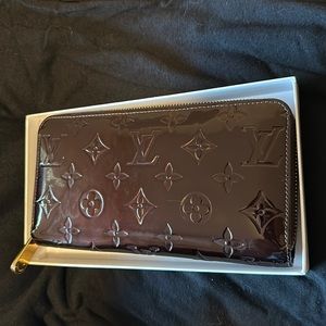 LOUIS VUITTON
2012 LV Monogram Zippy Wallet
